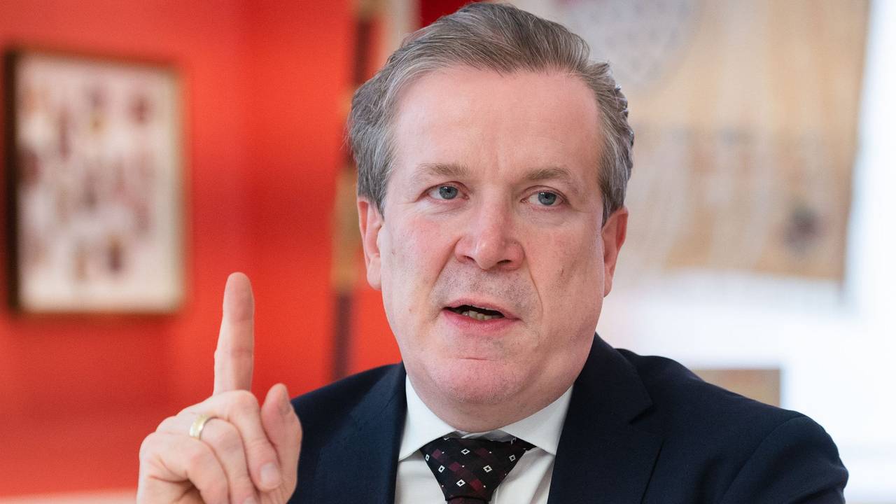 Christoph Kuckelkorn hebt mahnend den Finger.