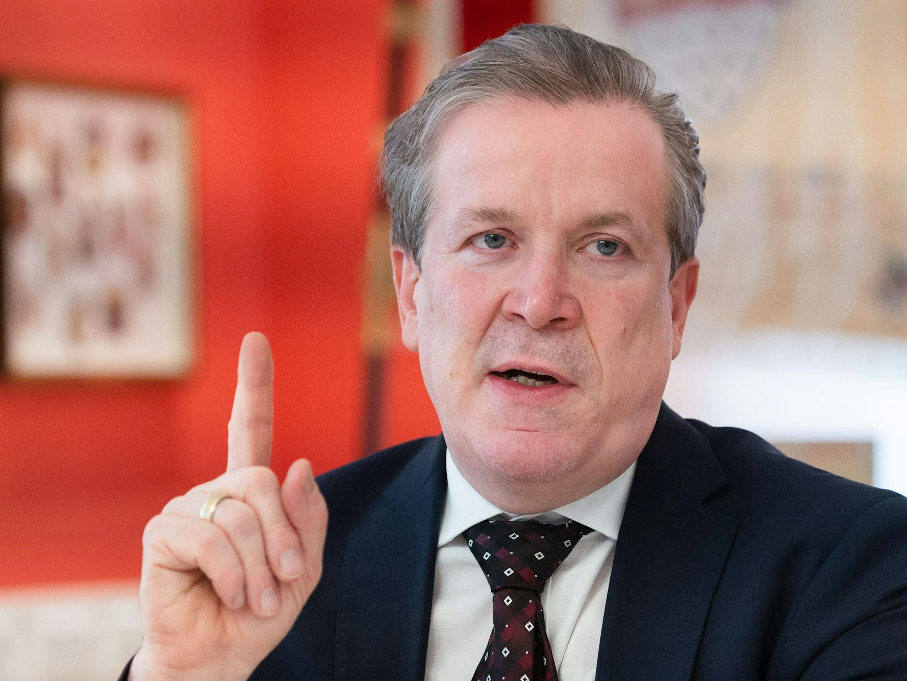 Christoph Kuckelkorn hebt mahnend den Finger.