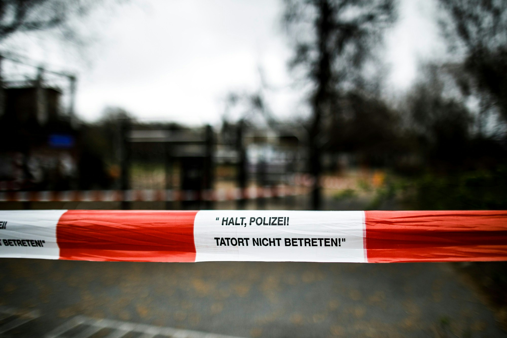Absperrband mit der Aufschrift „Halt, Polizei! Tatort nicht betreten!“ sichert vor unbefugtem Betreten eine Sportanlage im Monbijoupark in Berlin.