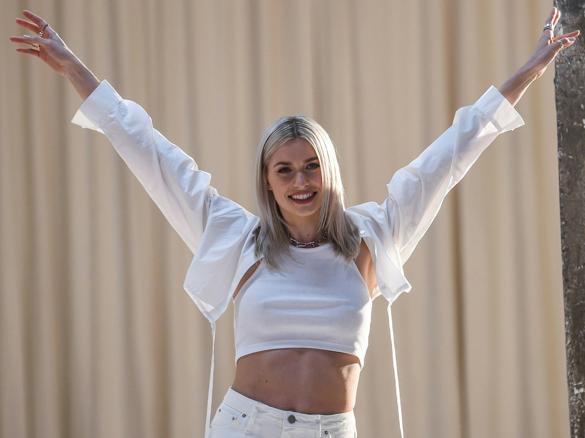 Lena Gercke nach ihrer Show von „LeGer“ bei der About You Fashion Week im Kraftwerk Berlin.