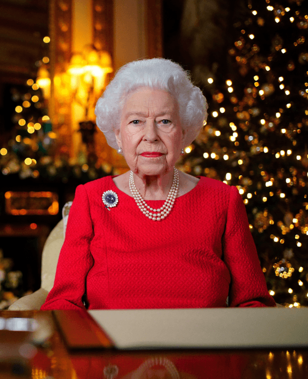 Die britische Königin Elizabeth II. während der Aufzeichnung ihrer jährlichen Weihnachtssendung im White Drawing Room von Schloss Windsor. das Bild wurde am 23. Dezember 2021 aufgenommen.
