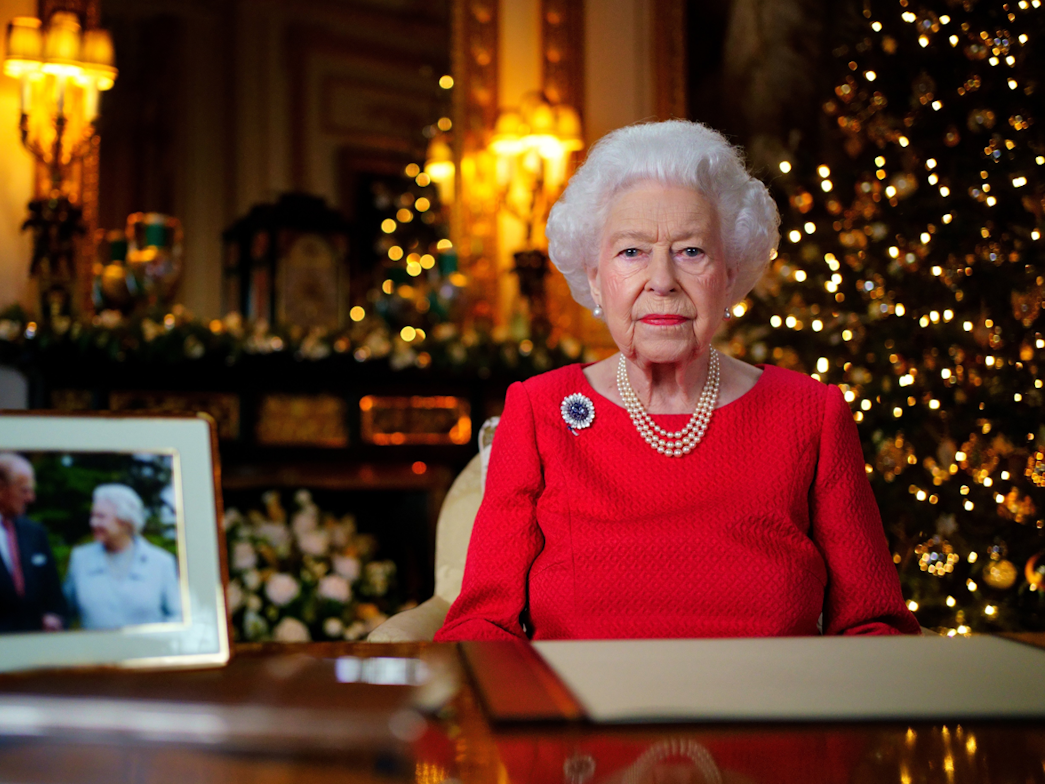 Die britische Königin Elizabeth II. während der Aufzeichnung ihrer jährlichen Weihnachtssendung im White Drawing Room von Schloss Windsor. das Bild wurde am 23. Dezember 2021 aufgenommen.