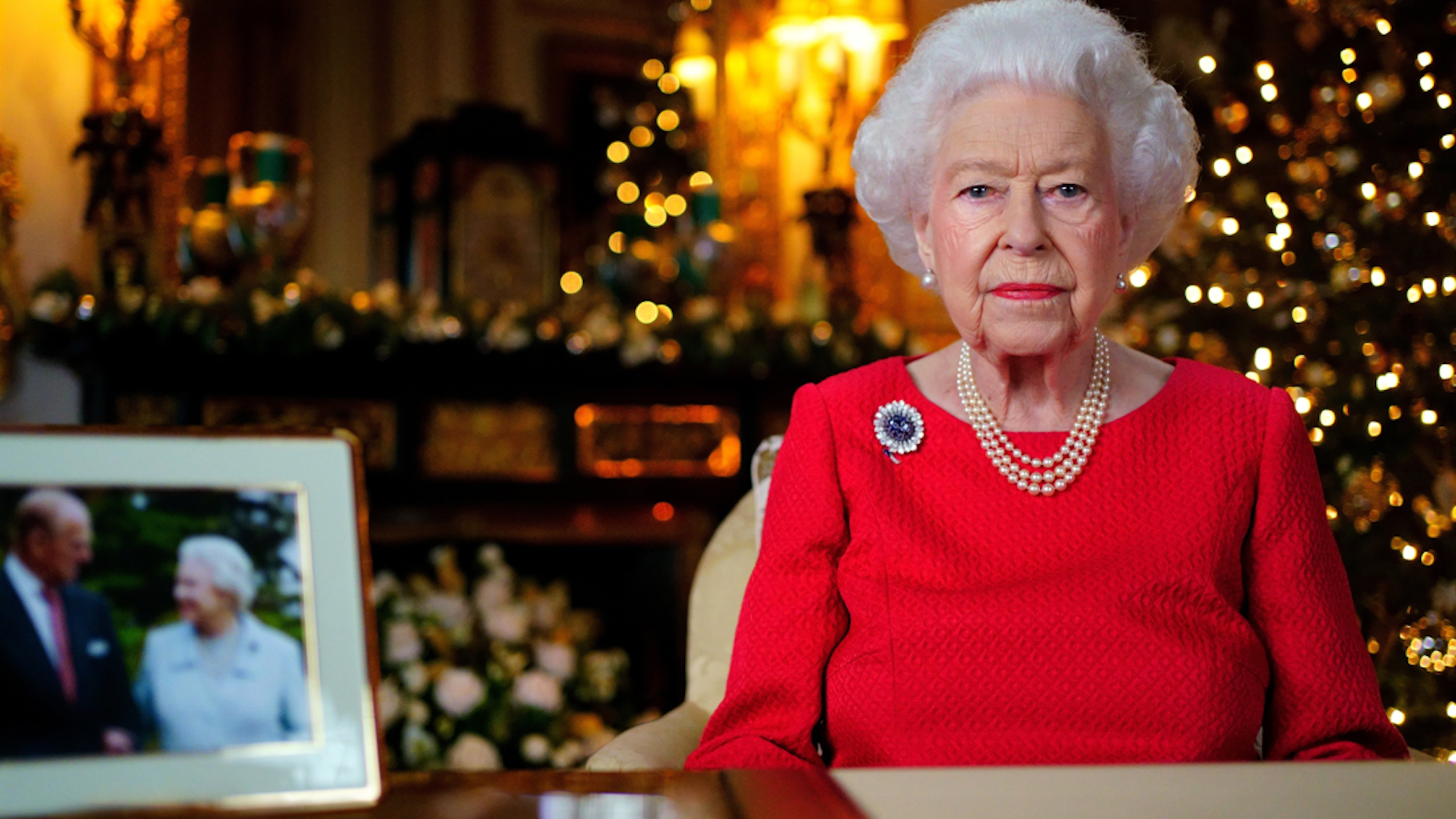 Die britische Königin Elizabeth II. während der Aufzeichnung ihrer jährlichen Weihnachtssendung im White Drawing Room von Schloss Windsor. das Bild wurde am 23. Dezember 2021 aufgenommen.