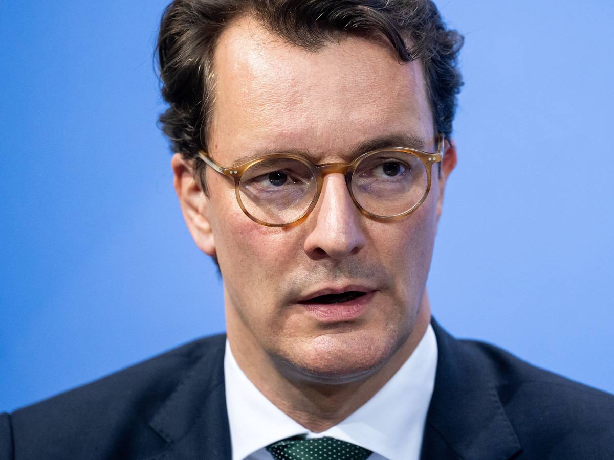 Hendrik Wüst (CDU), Ministerpräsident von Nordrhein-Westfalen, äußert sich bei einer Pressekonferenz nach den Beratungen zur Corona-Pandemie zwischen der Bundesregierung und der Ministerpräsidentenkonferenz der Länder im Bundeskanzleramt. +++ dpa-Bildfunk +++