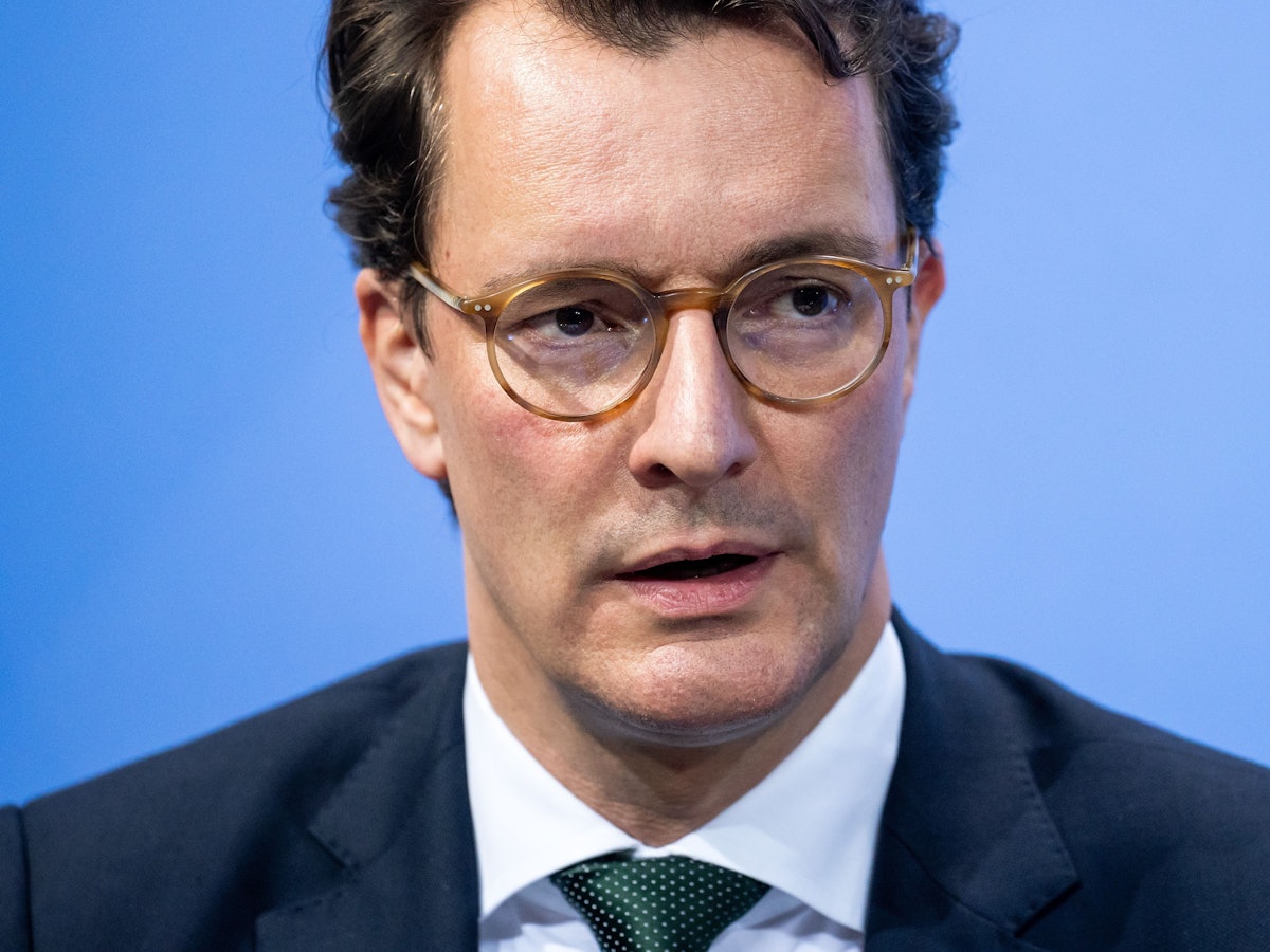 Hendrik Wüst (CDU), Ministerpräsident von Nordrhein-Westfalen, äußert sich bei einer Pressekonferenz nach den Beratungen zur Corona-Pandemie zwischen der Bundesregierung und der Ministerpräsidentenkonferenz der Länder im Bundeskanzleramt. +++ dpa-Bildfunk +++