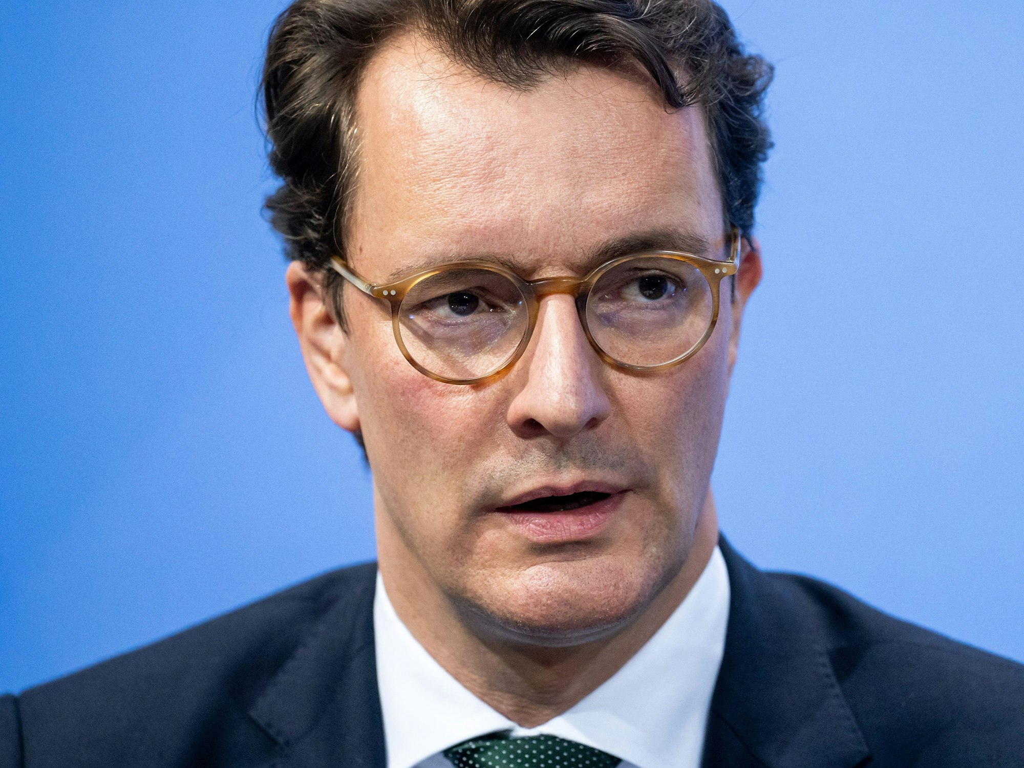 Hendrik Wüst (CDU), Ministerpräsident von Nordrhein-Westfalen, äußert sich bei einer Pressekonferenz nach den Beratungen zur Corona-Pandemie zwischen der Bundesregierung und der Ministerpräsidentenkonferenz der Länder im Bundeskanzleramt. +++ dpa-Bildfunk +++