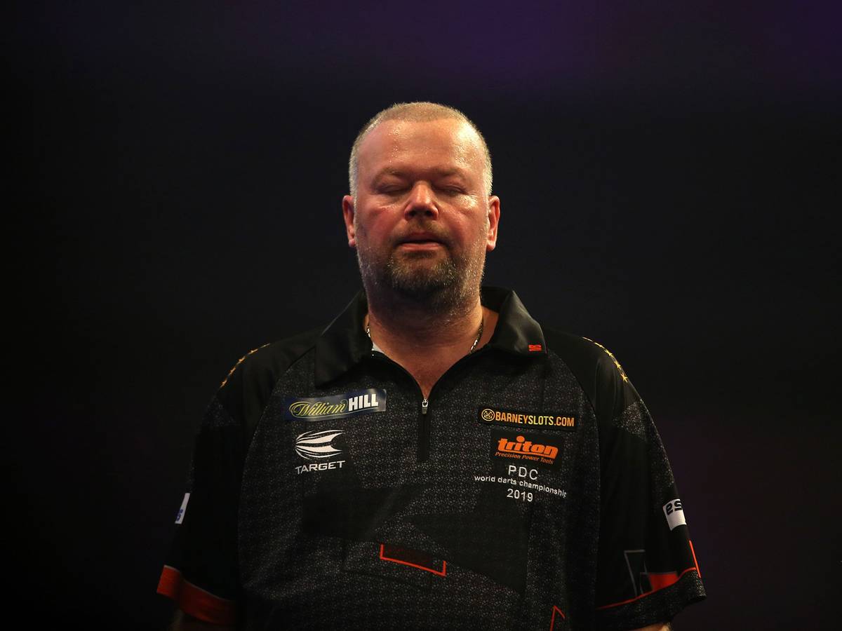 Schock für die Darts-WM 2021: Der fünfmalige Weltmeister Raymond van Barneveld hat sich mit Corona infiziert. Unser Bild wurde 2018 gemacht.