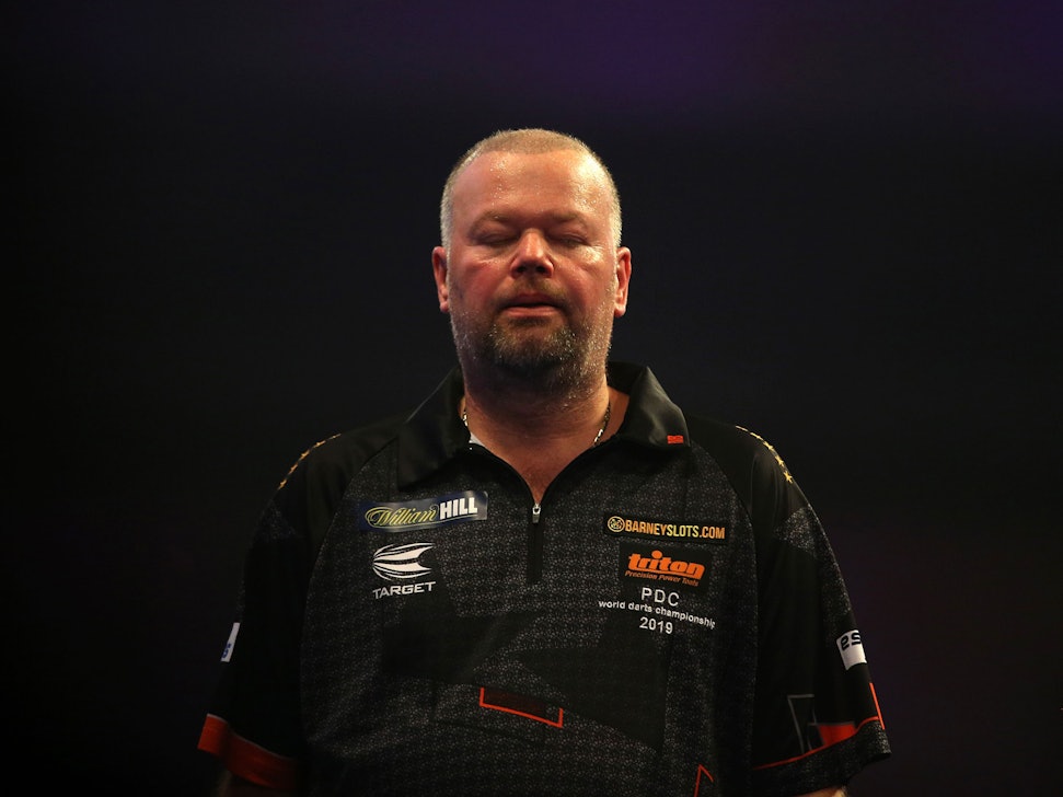 Schock für die Darts-WM 2021: Der fünfmalige Weltmeister Raymond van Barneveld hat sich mit Corona infiziert. Unser Bild wurde 2018 gemacht.