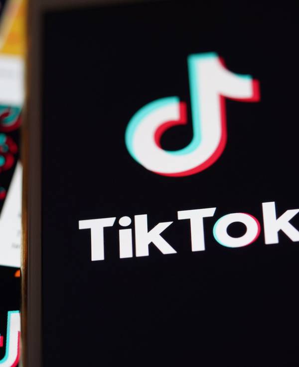 Das Logo von TikTok ist auf dem Display eines Smartphones zu sehen.