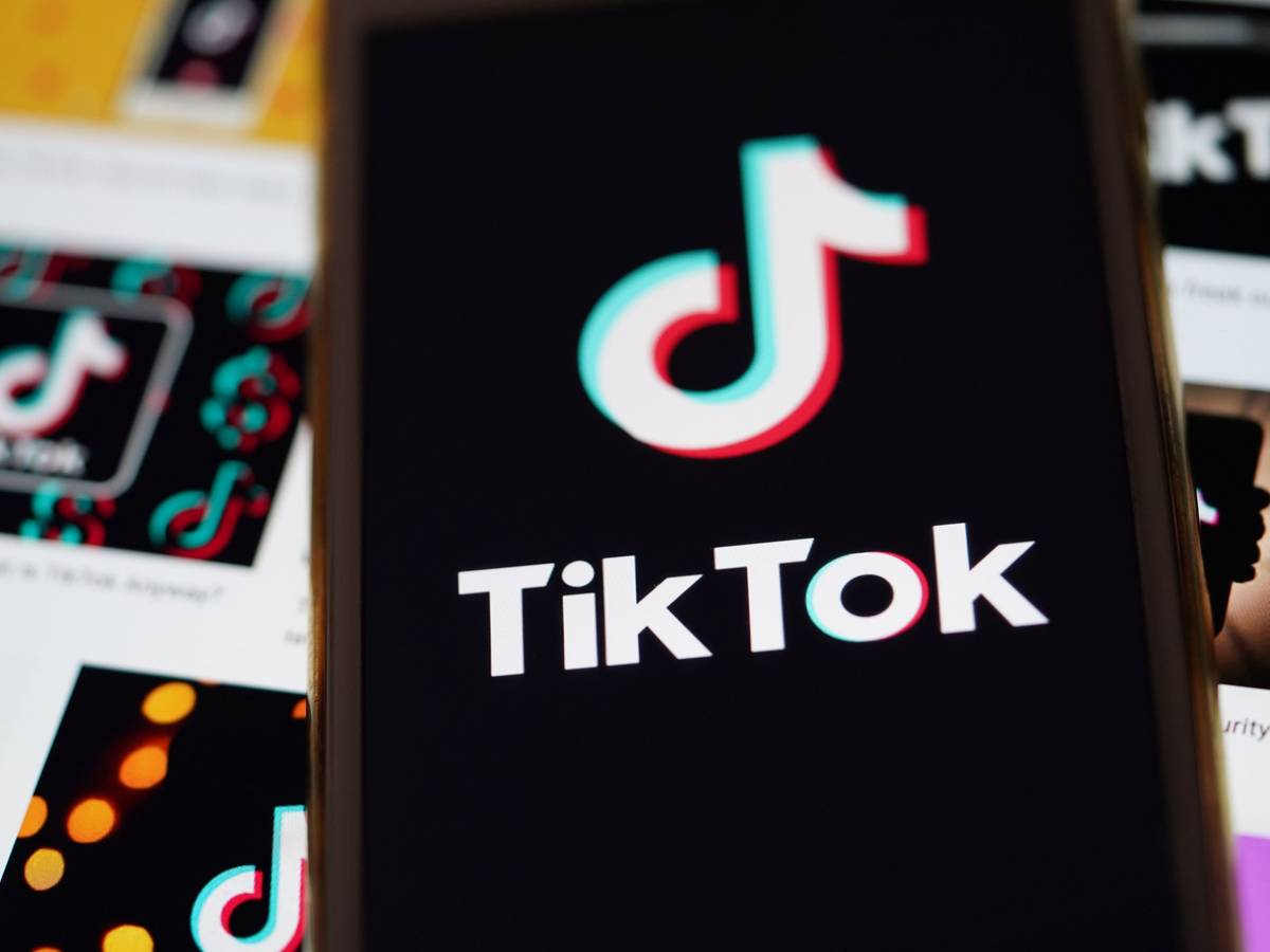 Das Logo von TikTok ist auf dem Display eines Smartphones zu sehen.