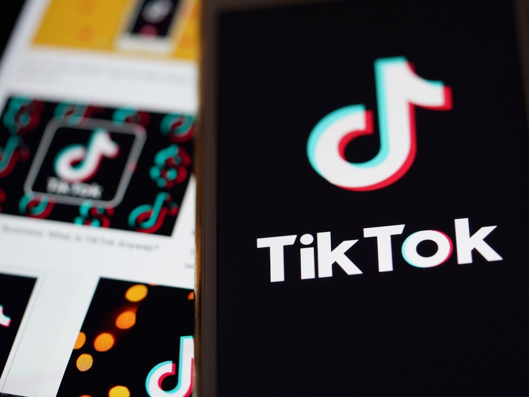 Das Logo von TikTok ist auf dem Display eines Smartphones zu sehen.