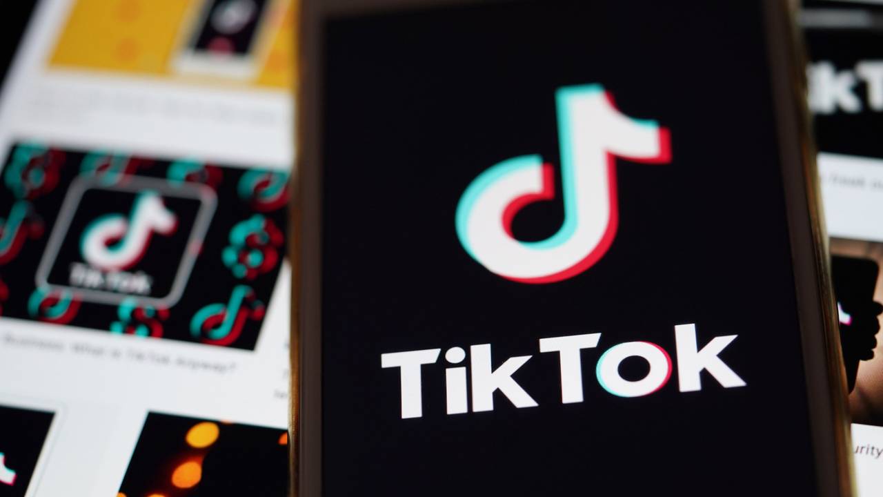 Das Logo von TikTok ist auf dem Display eines Smartphones zu sehen.