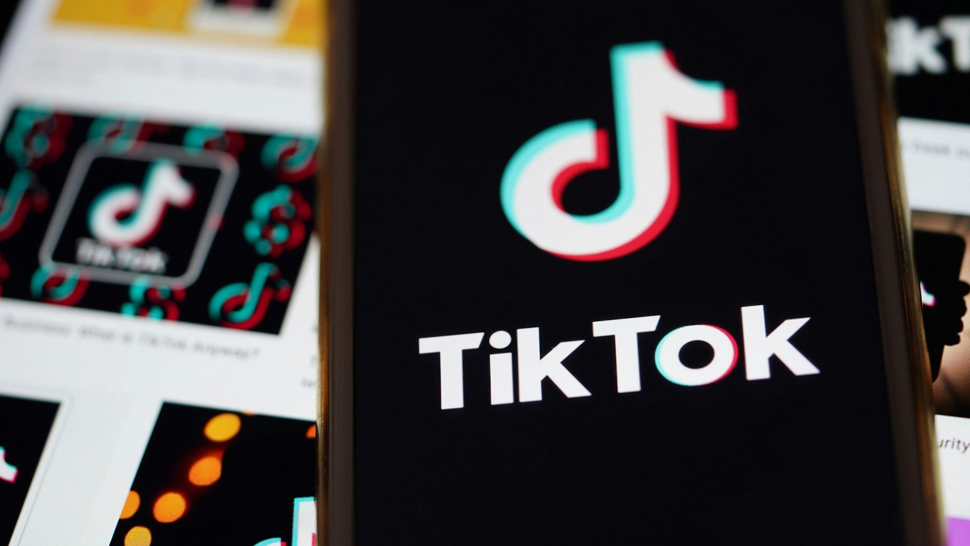 Das Logo von TikTok ist auf dem Display eines Smartphones zu sehen.