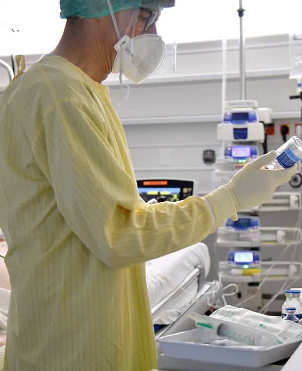 Ein Mitarbeiter im Gesundheitswesen arbeitet auf der Intensivstation 1c der Salzburger Landeskliniken (SALK). Das Bild wurde im November 2021 aufgenommen.
