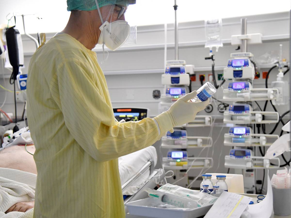 Ein Mitarbeiter im Gesundheitswesen arbeitet auf der Intensivstation 1c der Salzburger Landeskliniken (SALK). Das Bild wurde im November 2021 aufgenommen.