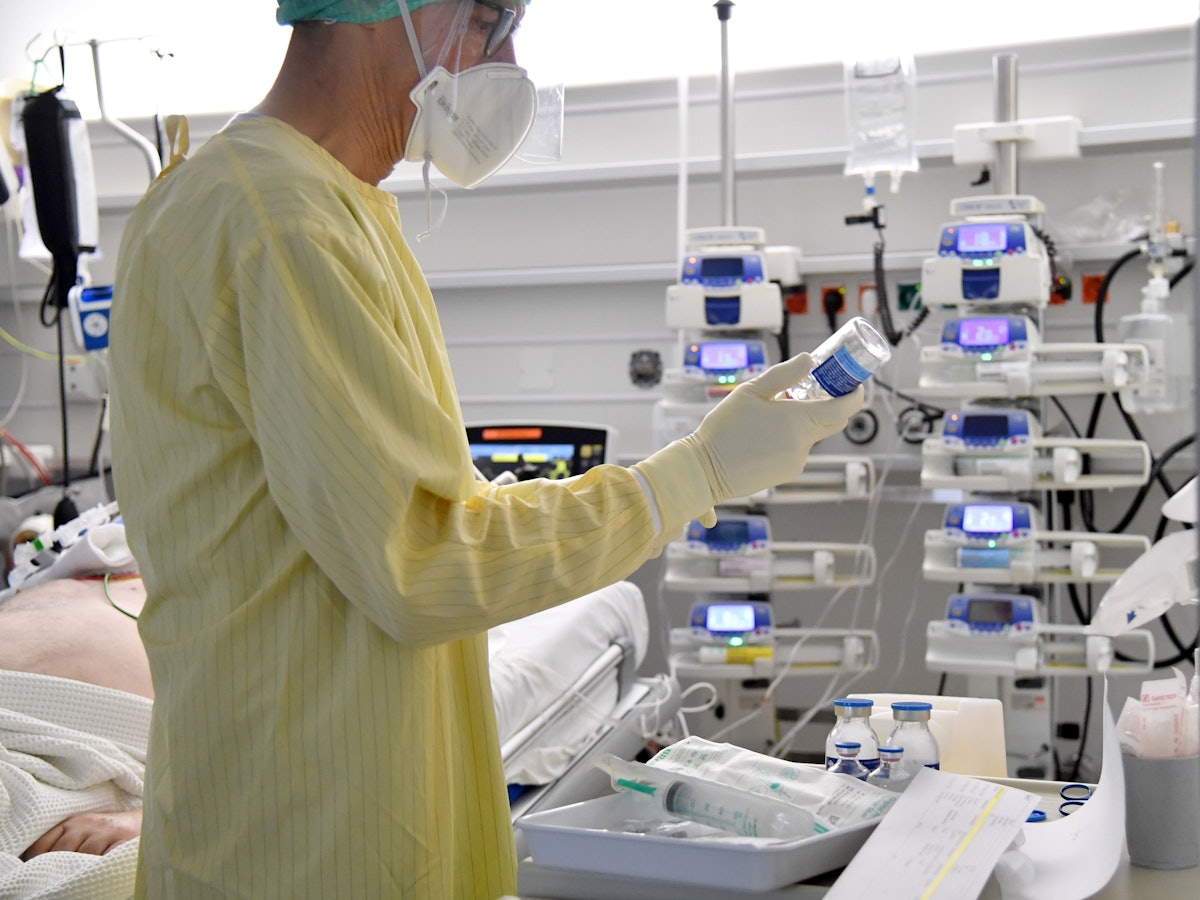 Ein Mitarbeiter im Gesundheitswesen arbeitet auf der Intensivstation 1c der Salzburger Landeskliniken (SALK). Das Bild wurde im November 2021 aufgenommen.