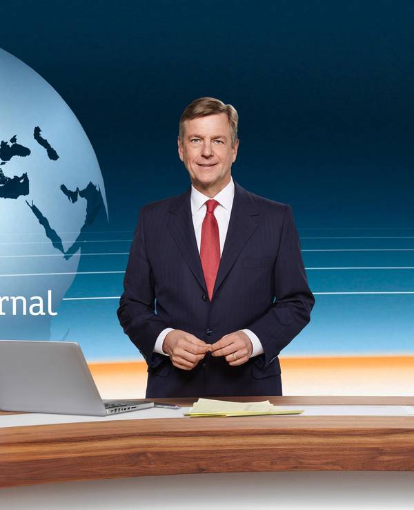 Moderator Claus Kleber steht im Studio vom ZDF heute-journal. Das Bild wurde am 22.12.2021 aufgenommen.