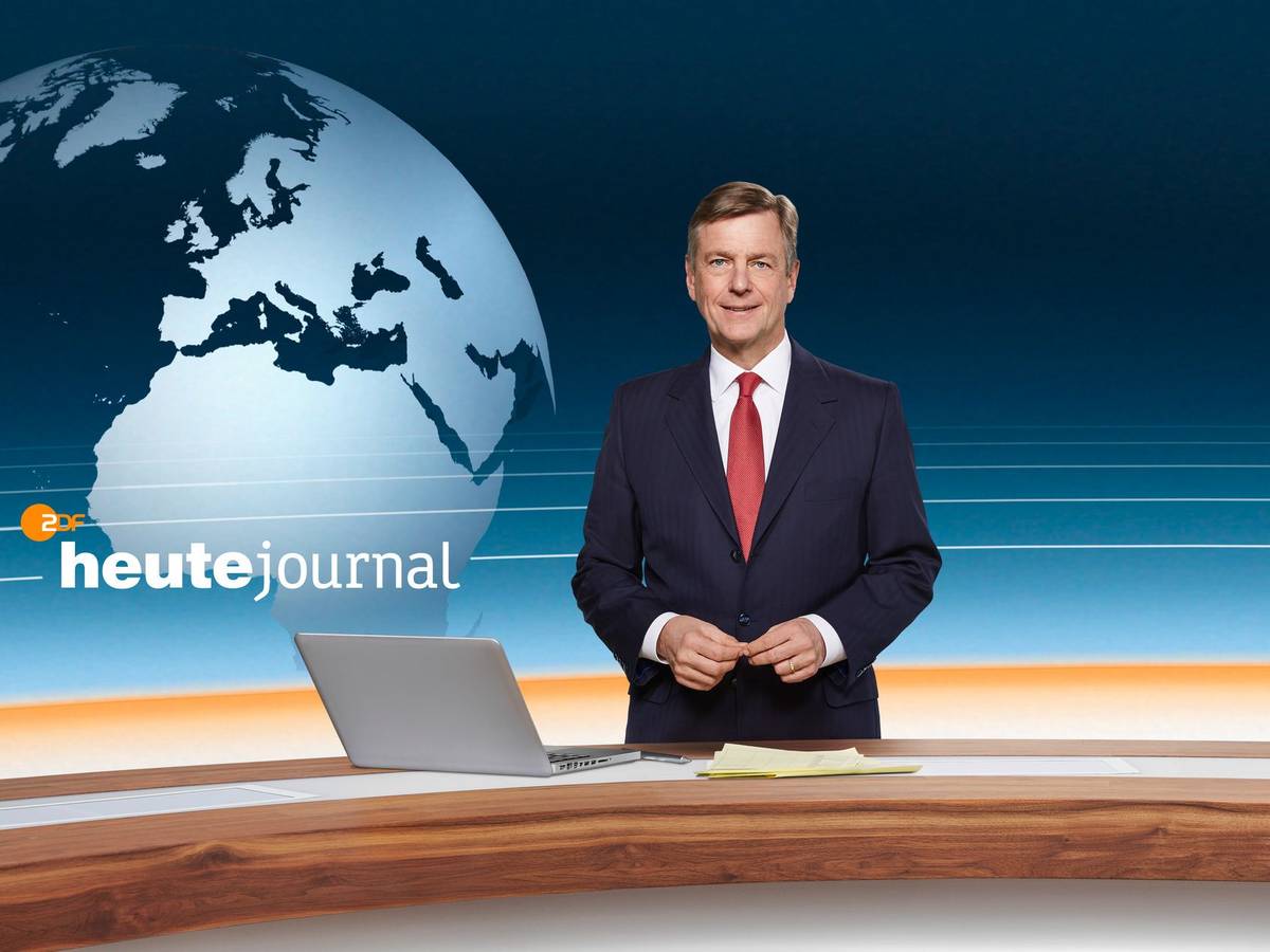 Moderator Claus Kleber steht im Studio vom ZDF heute-journal. Das Bild wurde am 22.12.2021 aufgenommen.