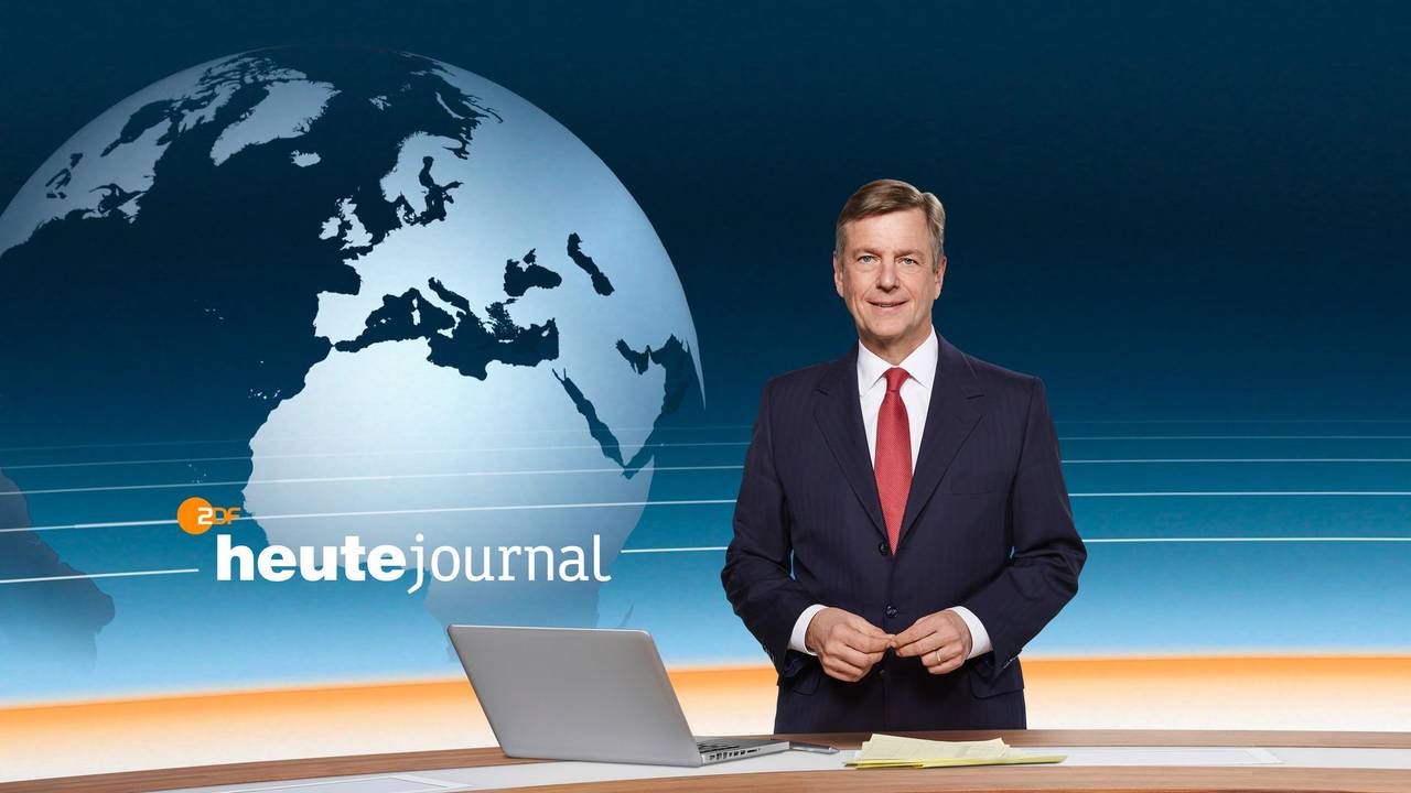Moderator Claus Kleber steht im Studio vom ZDF heute-journal. Das Bild wurde am 22.12.2021 aufgenommen.