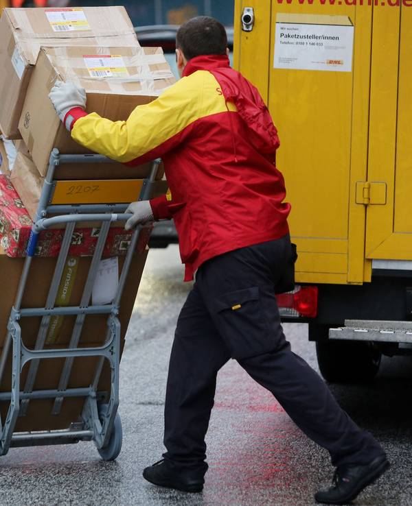 Unser Symbolbild zeigt einen Paketboten der Post, der am 24.12.2014 Päckchen in Hamburg ausliefert.