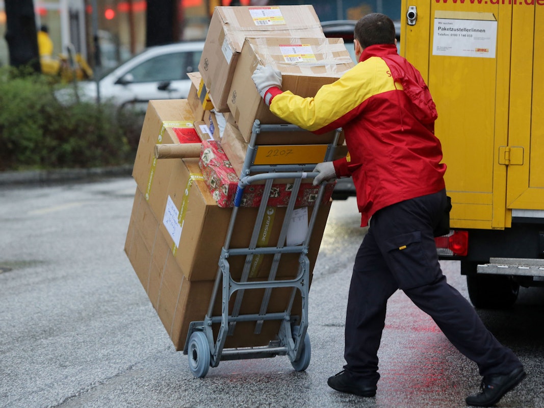 Unser Symbolbild zeigt einen Paketboten der Post, der am 24.12.2014 Päckchen in Hamburg ausliefert.