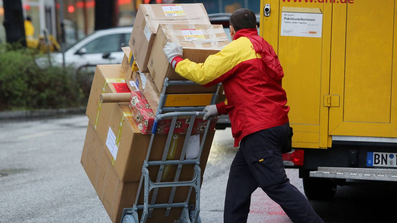 Unser Symbolbild zeigt einen Paketboten der Post, der am 24.12.2014 Päckchen in Hamburg ausliefert.