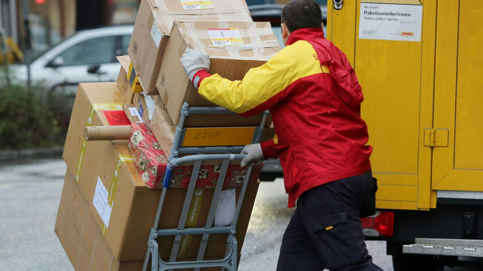 Unser Symbolbild zeigt einen Paketboten der Post, der am 24.12.2014 Päckchen in Hamburg ausliefert.