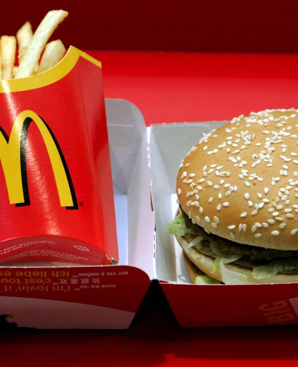 Ein Big Mac und Pommes frites der Fastfood-Kette McDonald's liegen in München (Oberbayern) am 27.02.2007 in einer Verpackung.