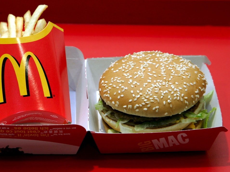 Ein Big Mac und Pommes frites der Fastfood-Kette McDonald's liegen in München (Oberbayern) am 27.02.2007 in einer Verpackung.