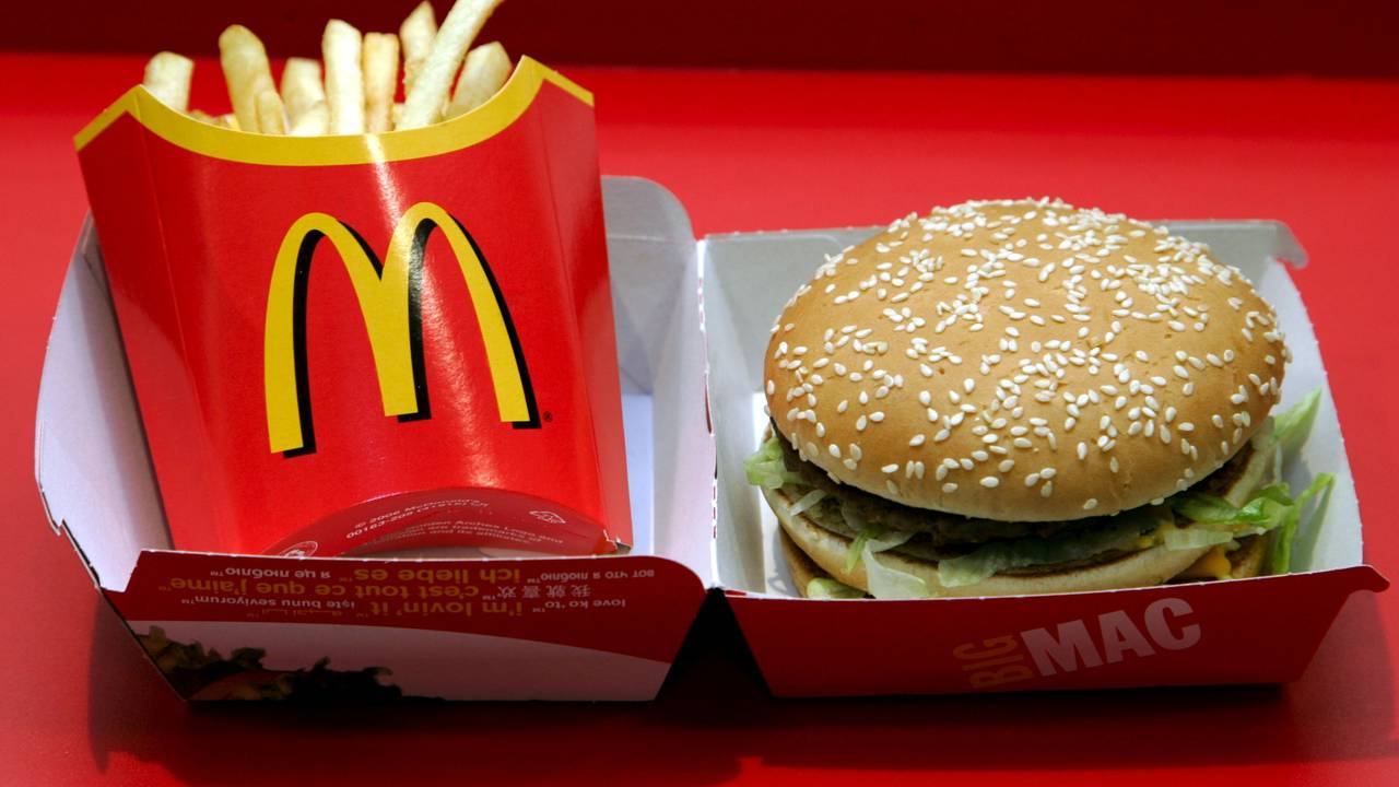 Ein Big Mac und Pommes frites der Fastfood-Kette McDonald's liegen in München (Oberbayern) am 27.02.2007 in einer Verpackung.