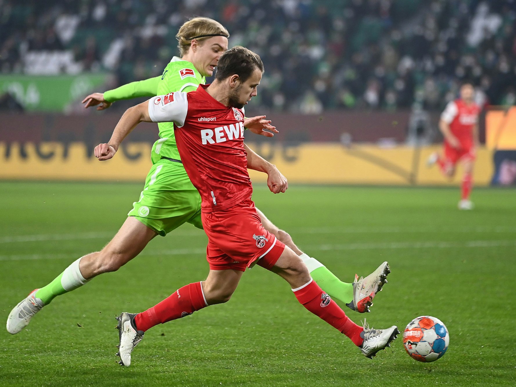 Louis Schaub im Zweikampf mit Sebastiaan Bornauw