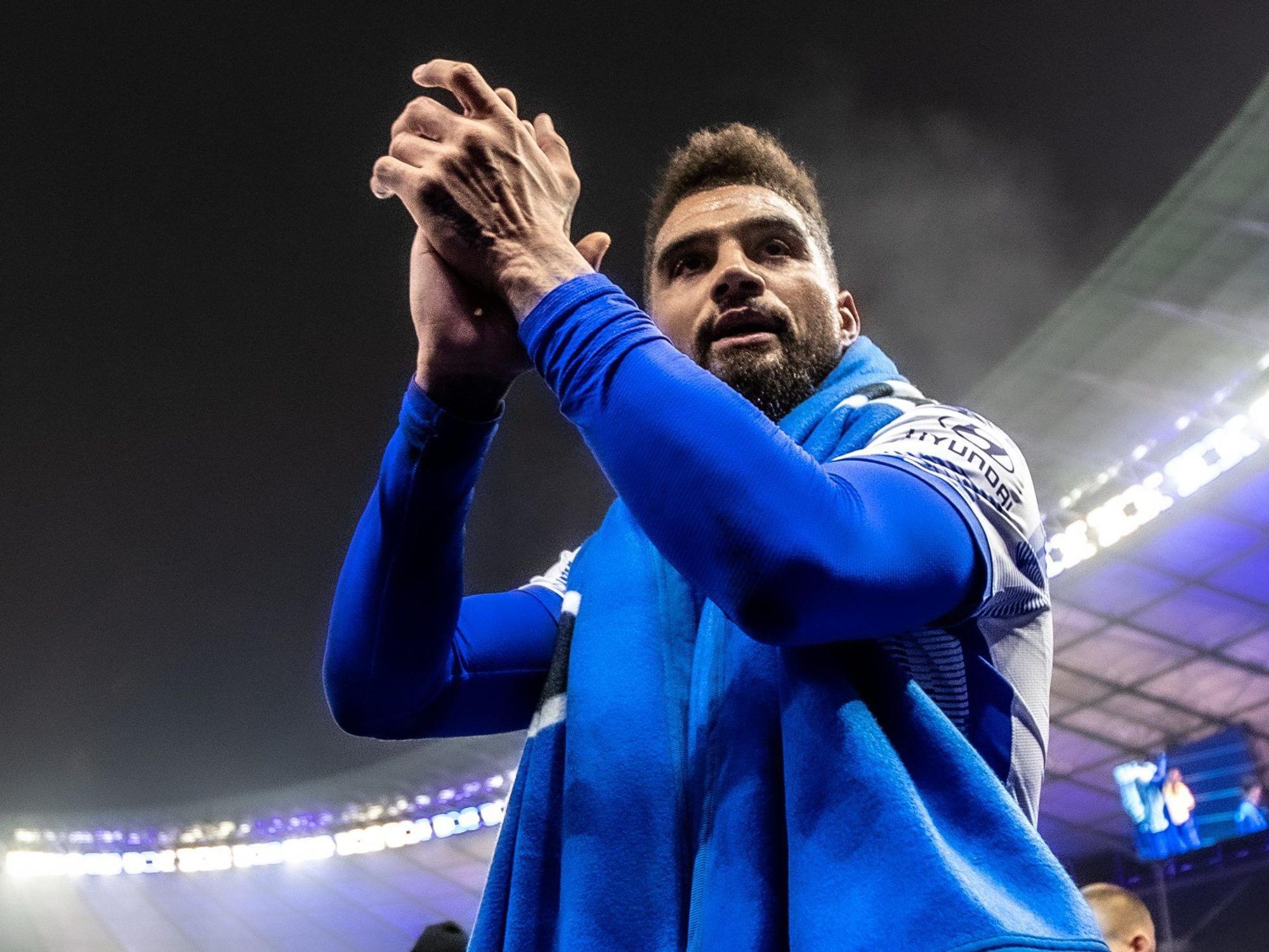 Kevin-Prince Boateng von Hertha BSC bedankt sich nach dem Spiel bei den Fans.