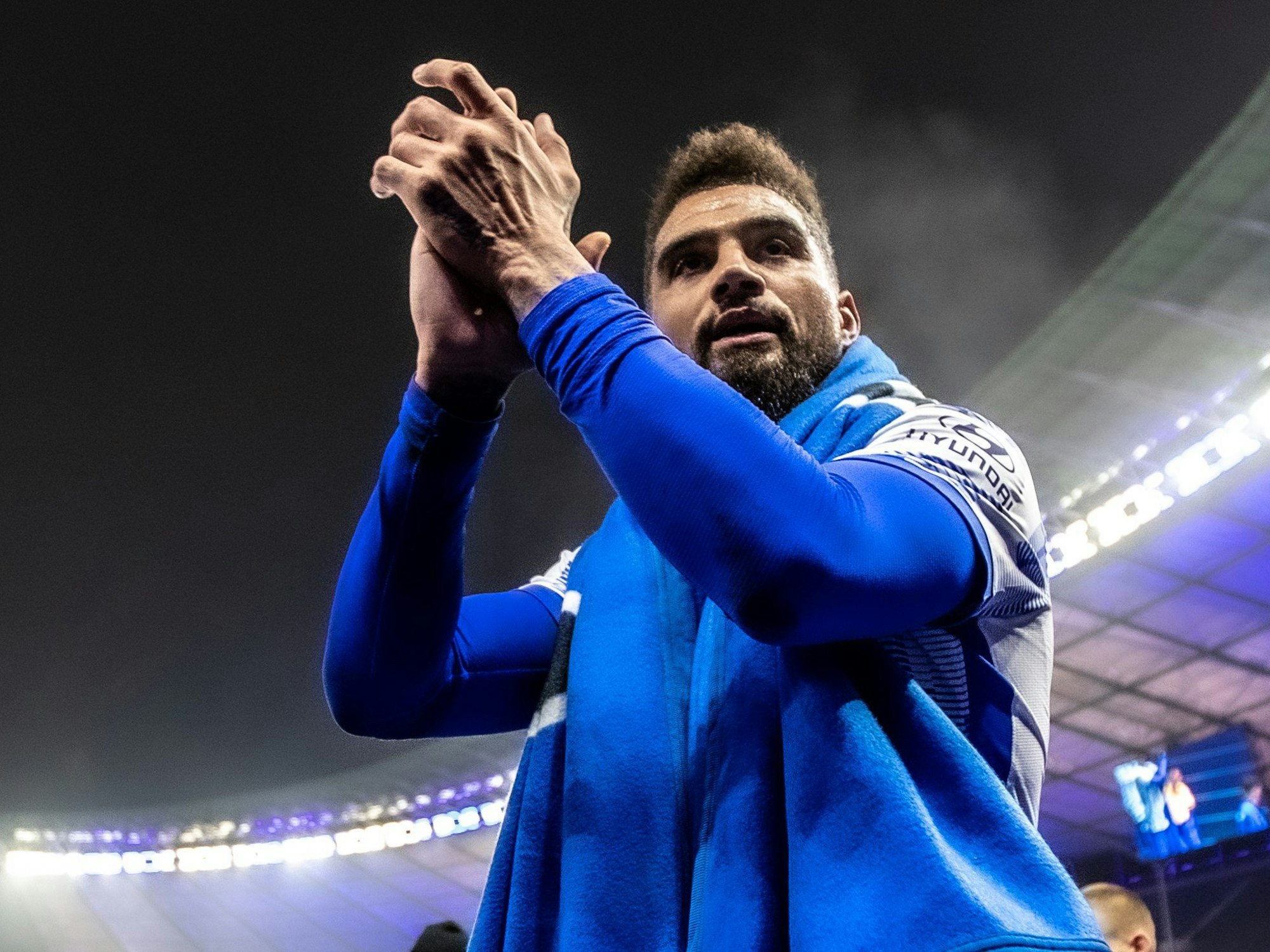 Kevin-Prince Boateng von Hertha BSC bedankt sich nach dem Spiel bei den Fans.