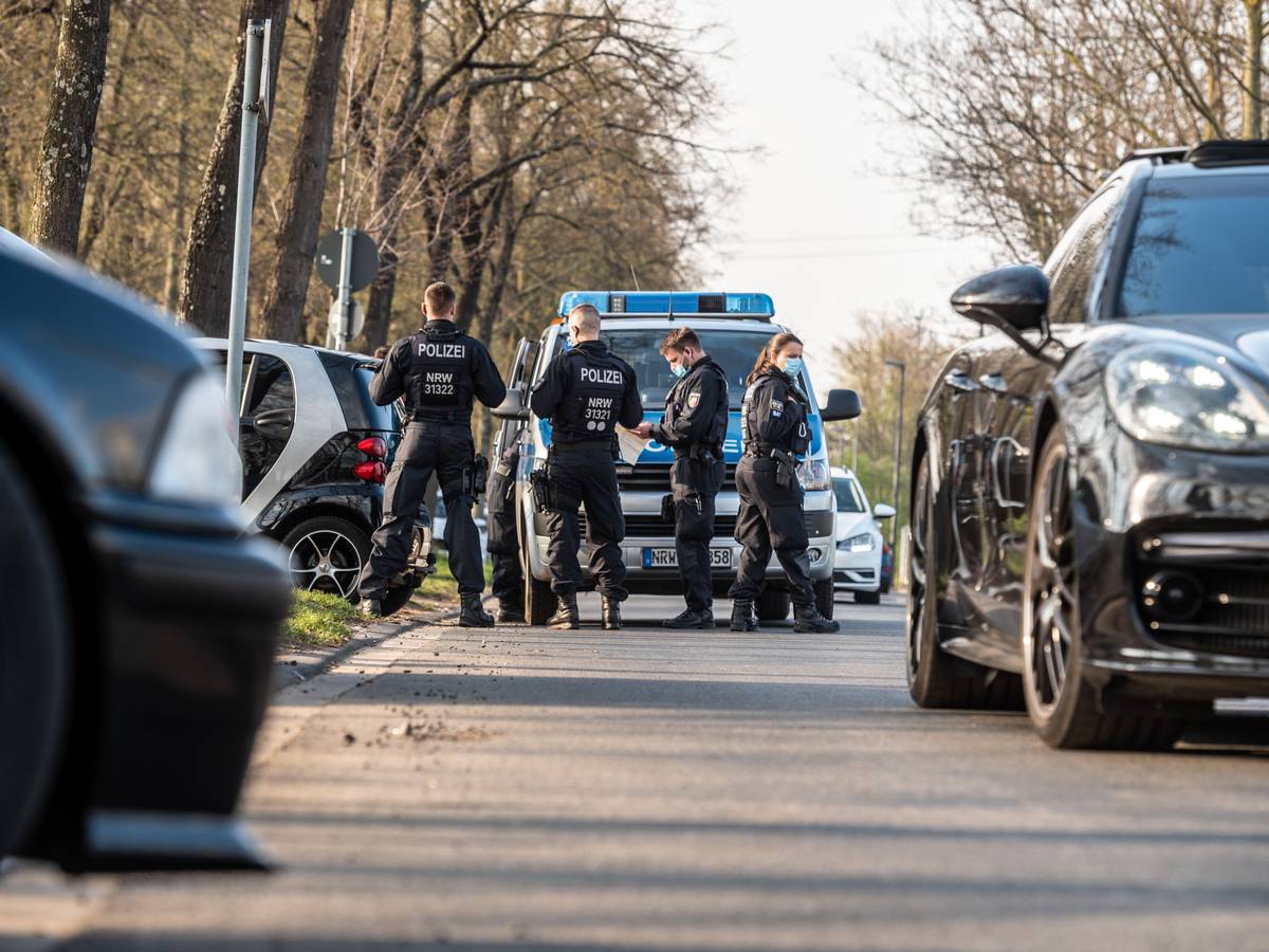Polizeibeamte kontrollieren Autofahrer auf der Alfred-Schütte-Allee.