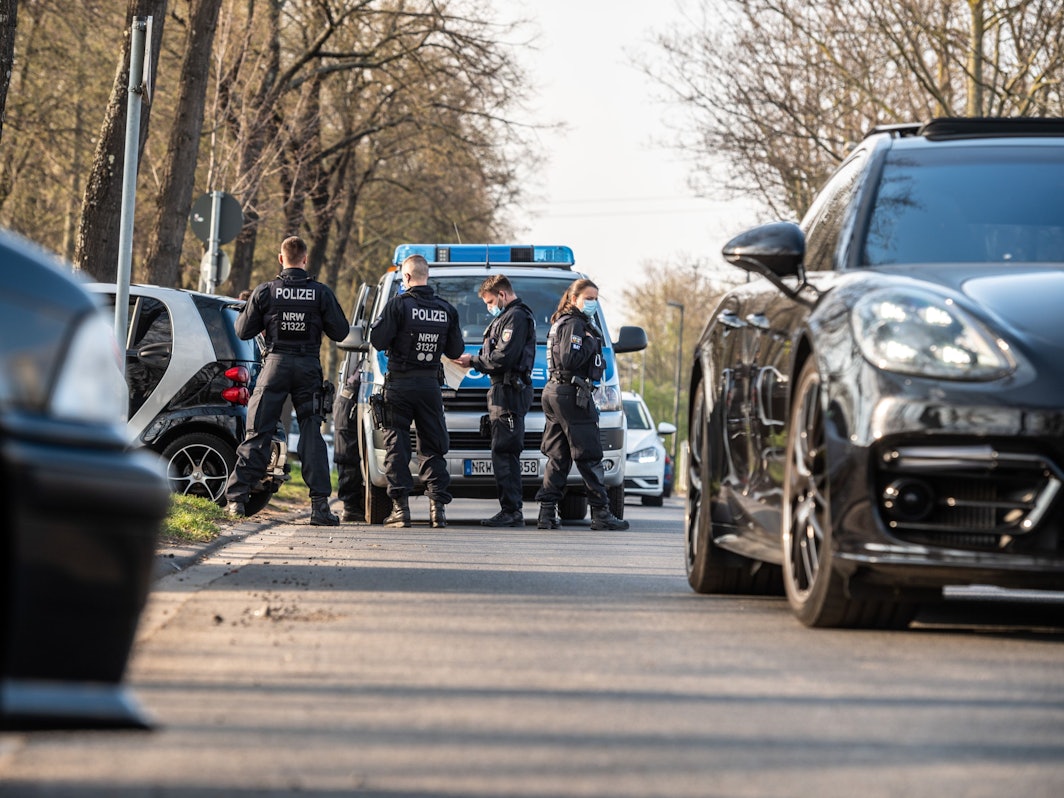 Polizeibeamte kontrollieren Autofahrer auf der Alfred-Schütte-Allee.