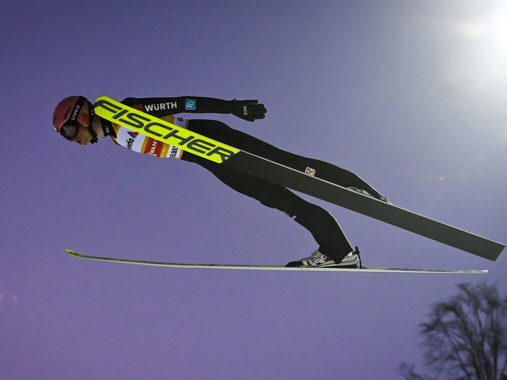DSV-Adler Karl Geiger beim Welt-Cup-Sprung auf der Großschanze in Engelberg 2021.