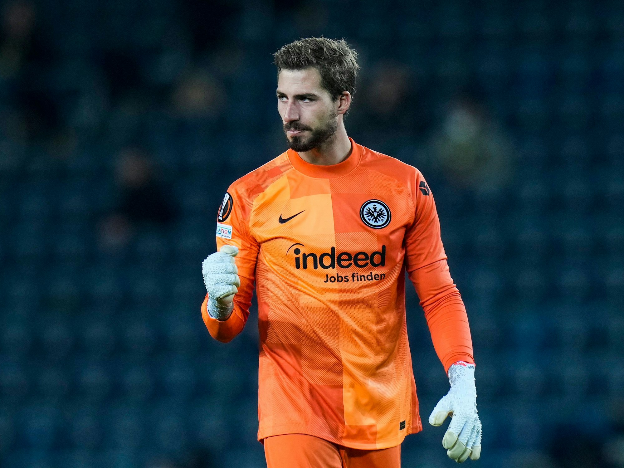 SGE-Keeper Kevin Trapp ballt nach dem Treffer von Frankfurt-Mitspieler Djibril Sow im Europa-League-Spiel in Istanbul die Faust.