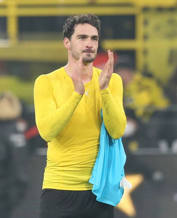 Mats Hummels applaudiert den Fans