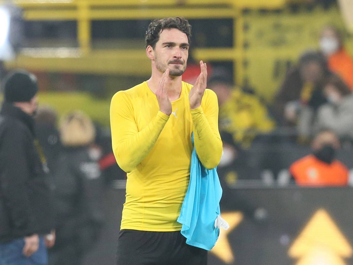 Mats Hummels applaudiert den Fans