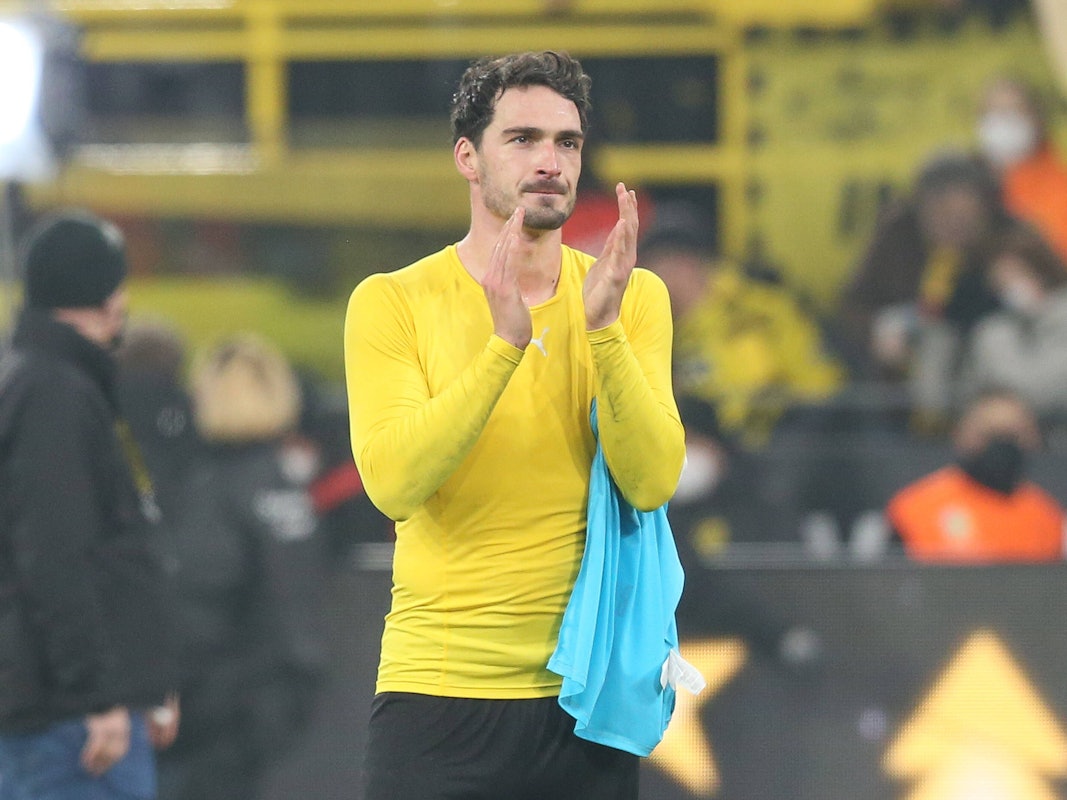 Mats Hummels applaudiert den Fans