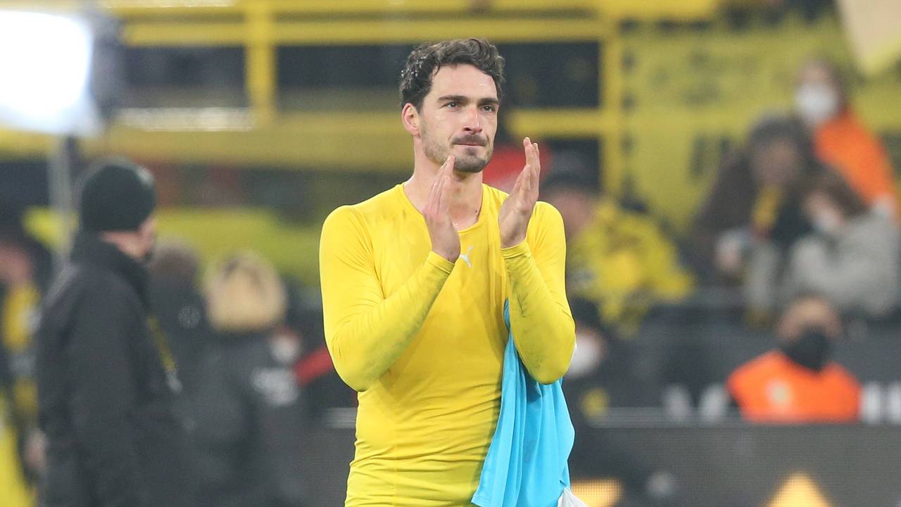 Mats Hummels applaudiert den Fans