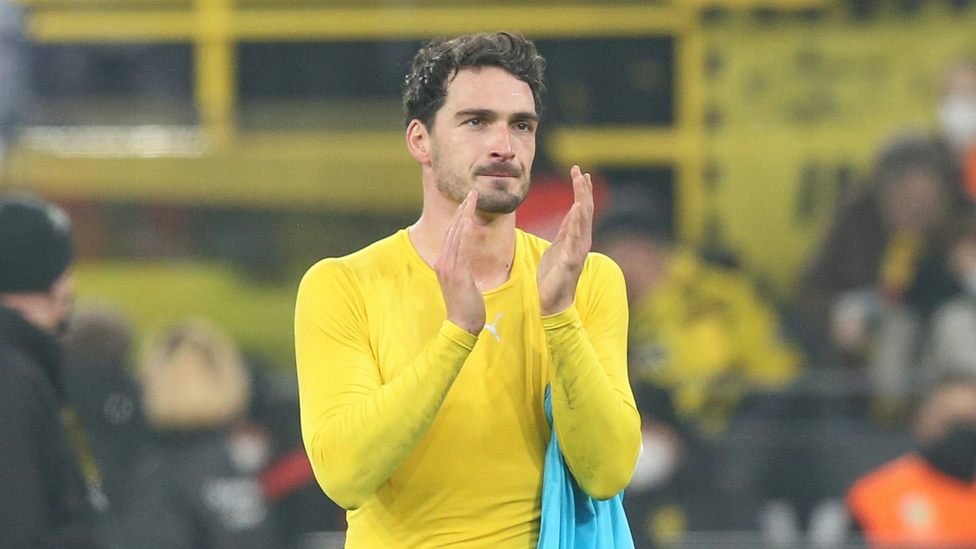 Mats Hummels applaudiert den Fans