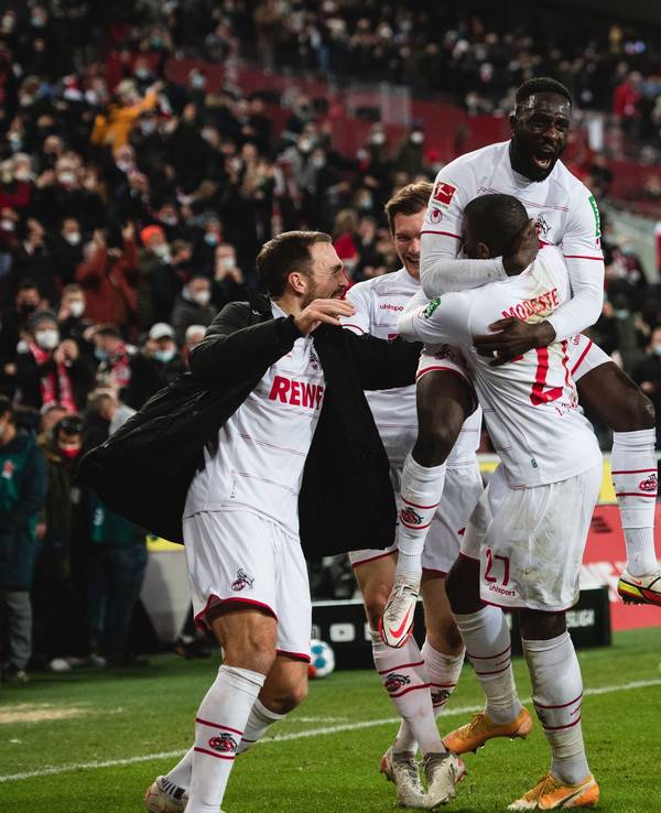 Anthony Modeste schoss das Siegtor gegen den VfB Stuttgart, die Kollegen feierten ihn.