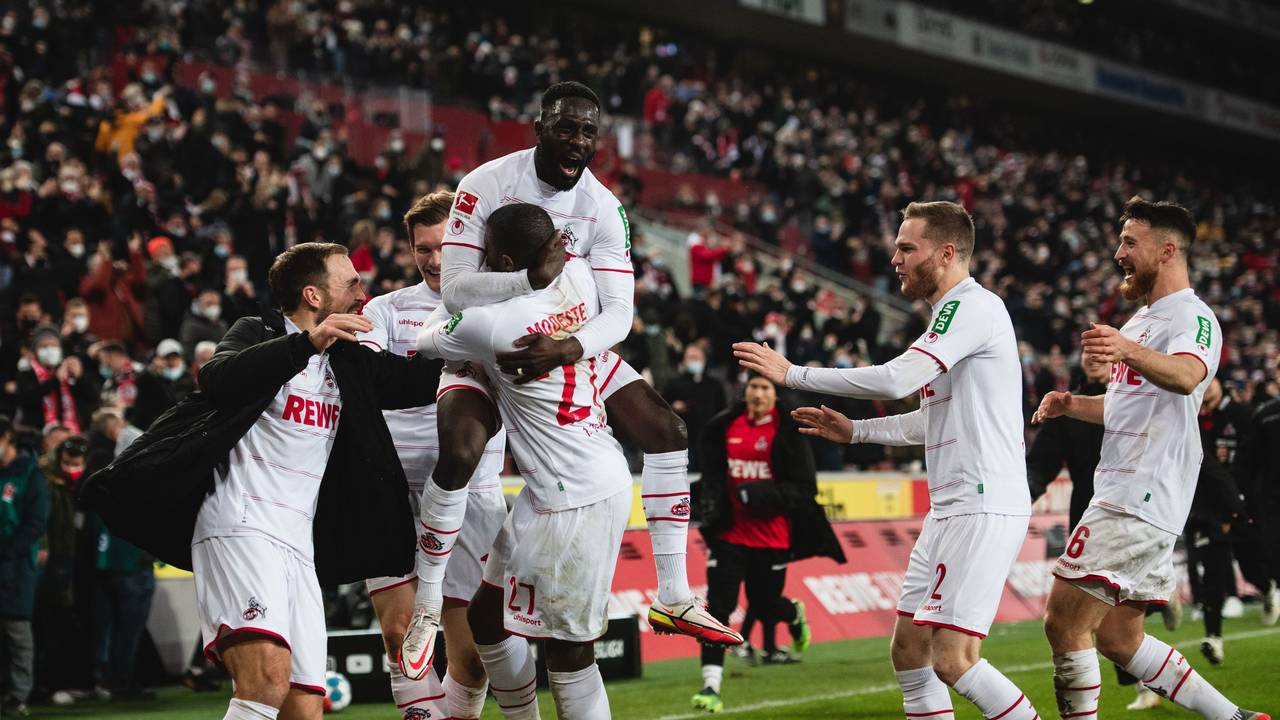 Anthony Modeste schoss das Siegtor gegen den VfB Stuttgart, die Kollegen feierten ihn.
