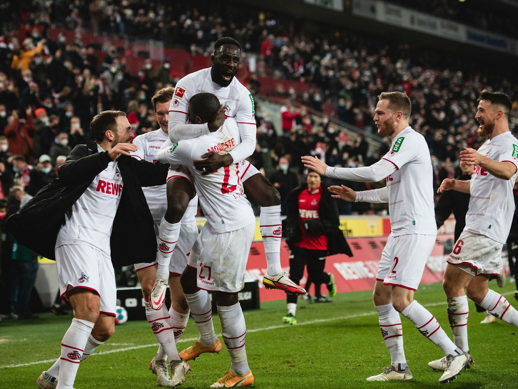 Anthony Modeste schoss das Siegtor gegen den VfB Stuttgart, die Kollegen feierten ihn.