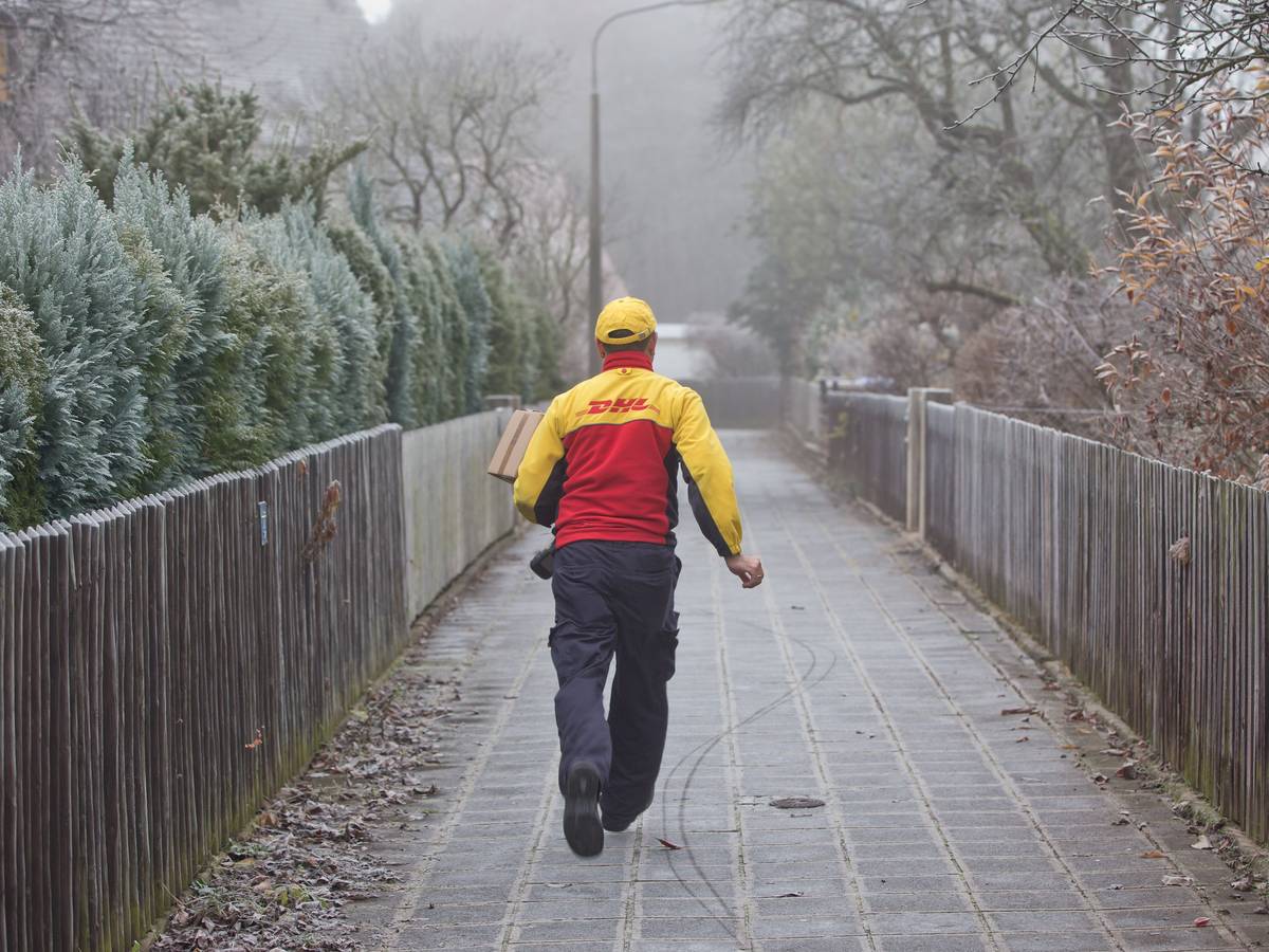 Ärger wegen einer Lieferung: Eine Kundin von DHL ist stinksauer. Schuld ist der Bote. (Symbolbild von 2014)
