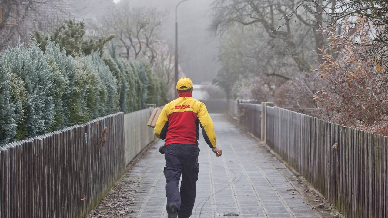 Ärger wegen einer Lieferung: Eine Kundin von DHL ist stinksauer. Schuld ist der Bote. (Symbolbild von 2014)