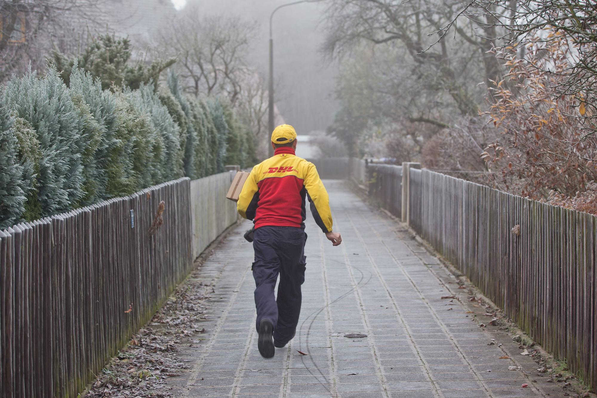 Ärger wegen einer Lieferung: Eine Kundin von DHL ist stinksauer. Schuld ist der Bote. (Symbolbild von 2014)