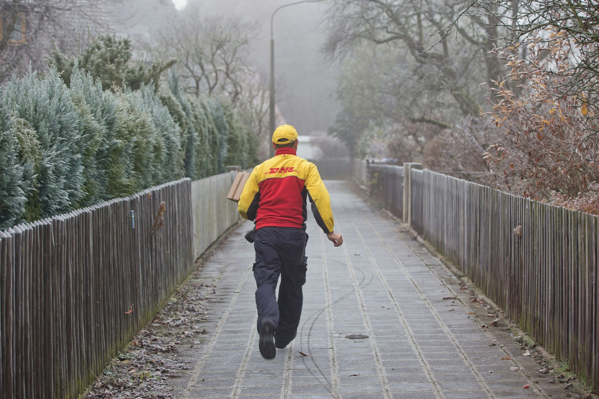 Ärger wegen einer Lieferung: Eine Kundin von DHL ist stinksauer. Schuld ist der Bote. (Symbolbild von 2014)