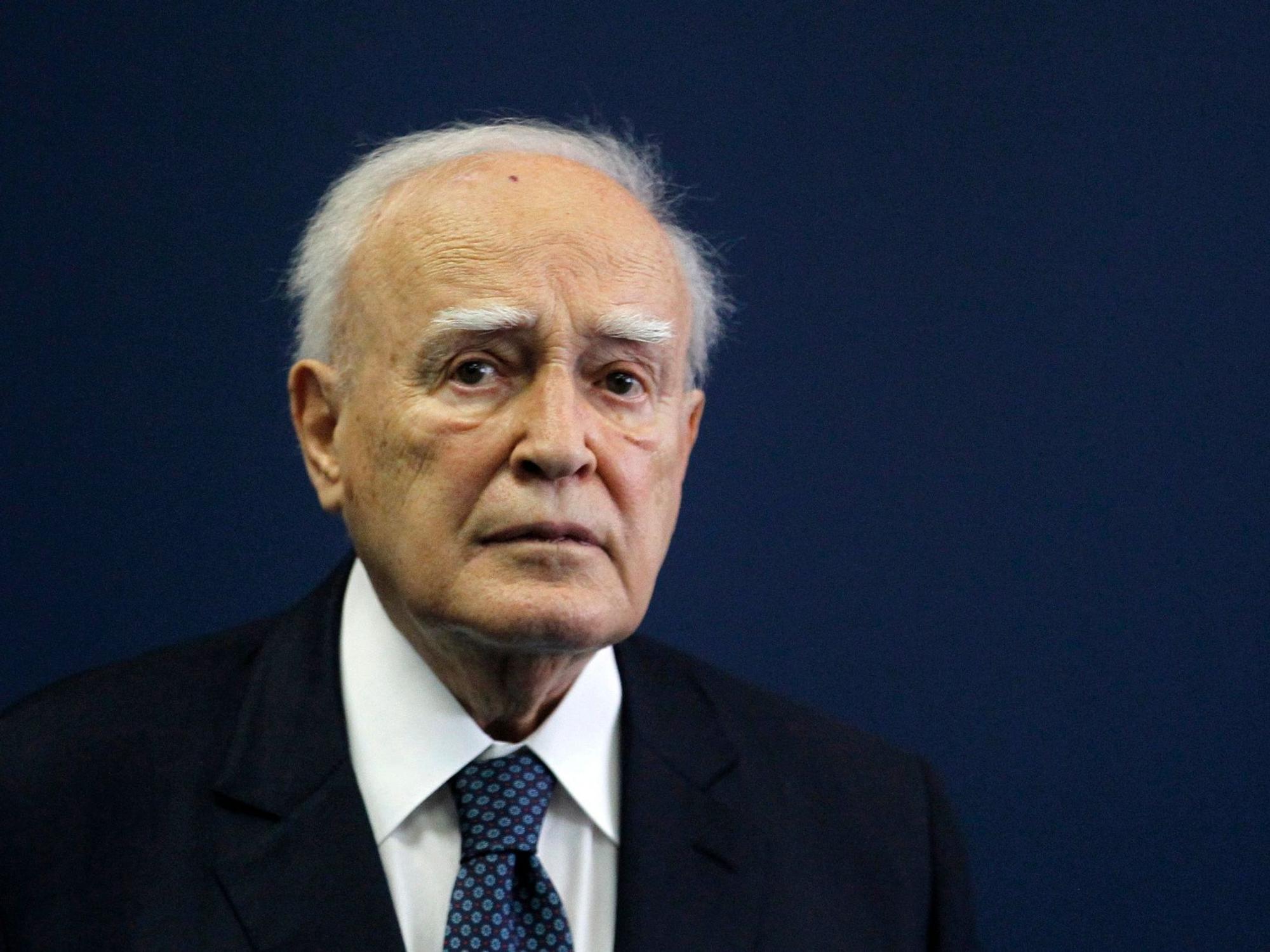 Der ehemalige griechische Staatspräsident Karolos Papoulias ist gestorben. unser Foto zeigt ihn 2013 in Serbien.